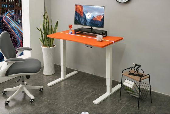 Mesa de escritório ajustável em altura com material de superfície de tabuleiro E1 PB e design ergonômico