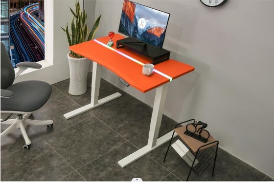 Mesa de escritório ajustável em altura com material de superfície de tabuleiro E1 PB e design ergonômico