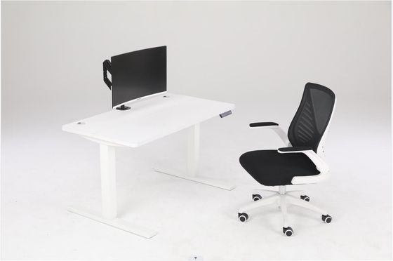 Mesa de escritório ajustável em altura com material de superfície de tabuleiro E1 PB e design ergonômico