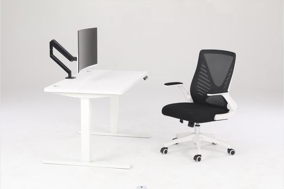 Mesa de escritório ajustável em altura com material de superfície de tabuleiro E1 PB e design ergonômico