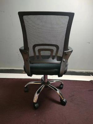 Cadeira de escritório ajustável de malha central para conforto executivo e personalização
