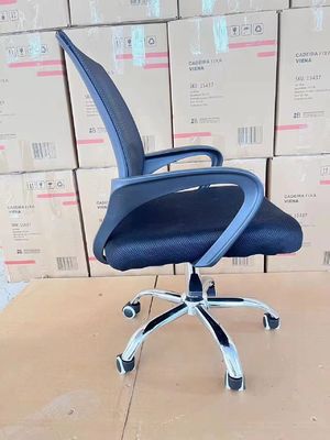 Cadeira de escritório giratória ergonômica moderna de base prateada para melhorar a eficiência do trabalho