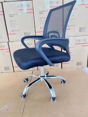 Cadeira de escritório giratória ergonômica moderna de base prateada para melhorar a eficiência do trabalho