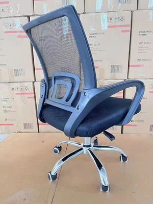 Cadeira de escritório giratória ergonômica moderna de base prateada para melhorar a eficiência do trabalho
